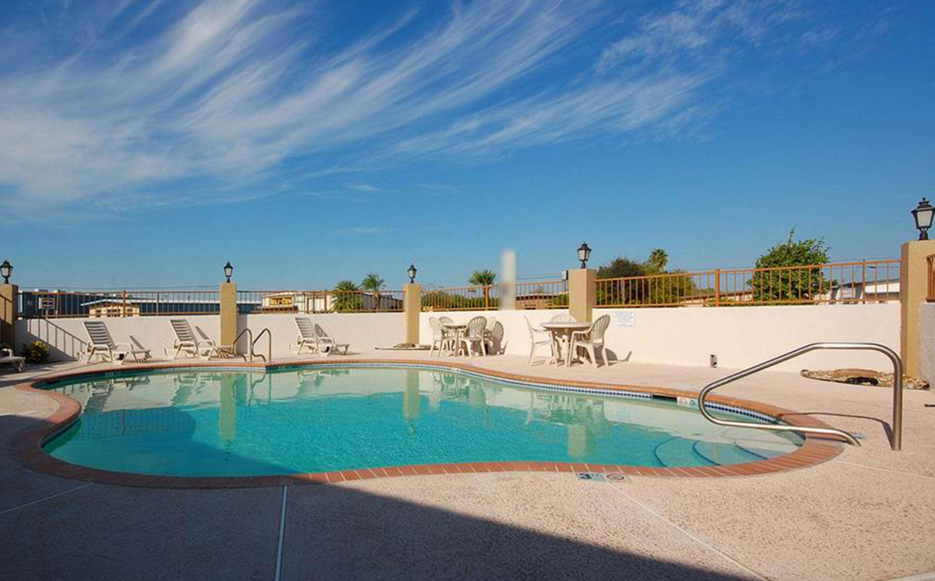 Best Western Plus Emerald Inn & Suites Garden City Exterior foto